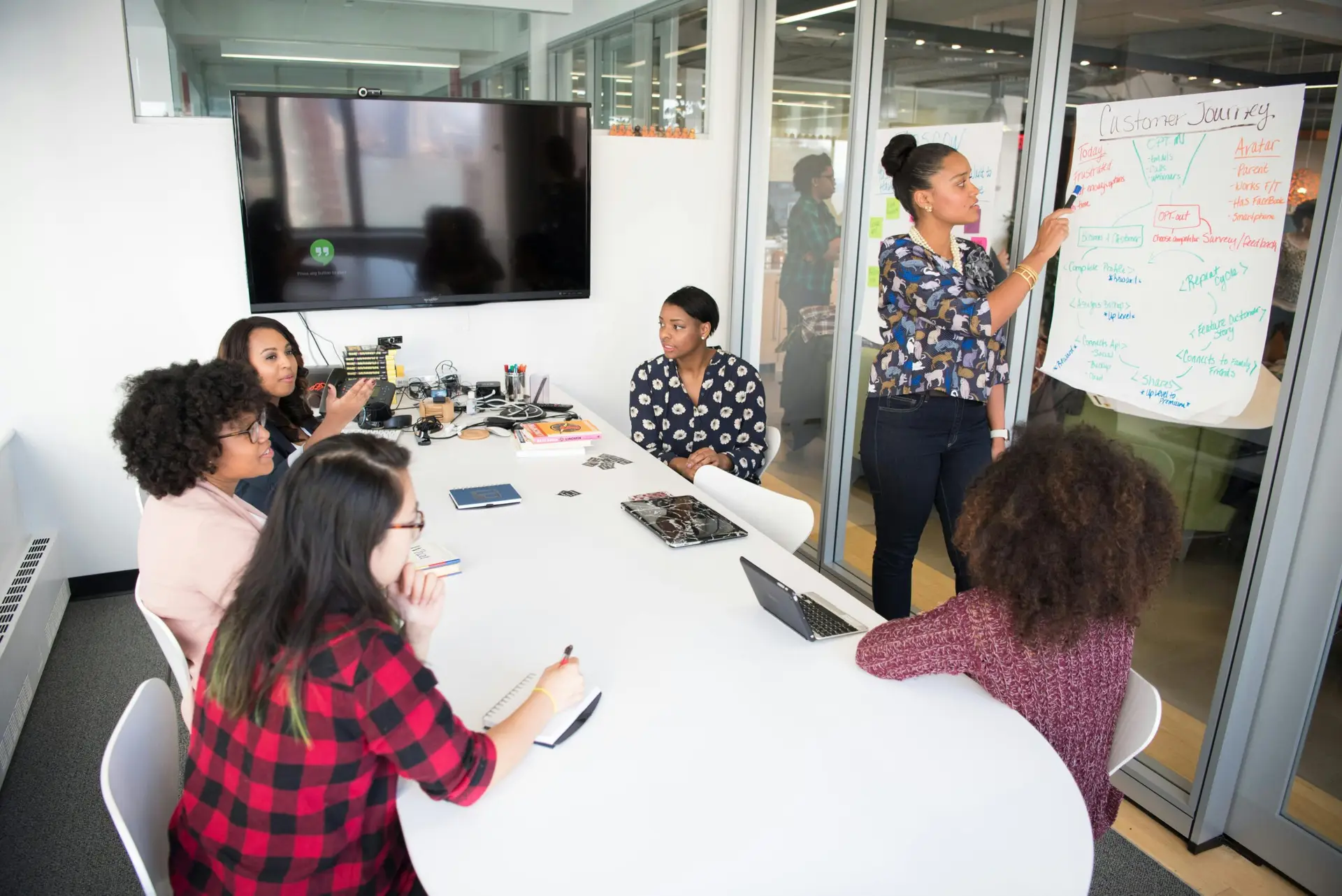 Participants lors d’un atelier nutrition animé par un diététicien en entreprise, avec des conseils pratiques pour améliorer le bien-être et la productivité.